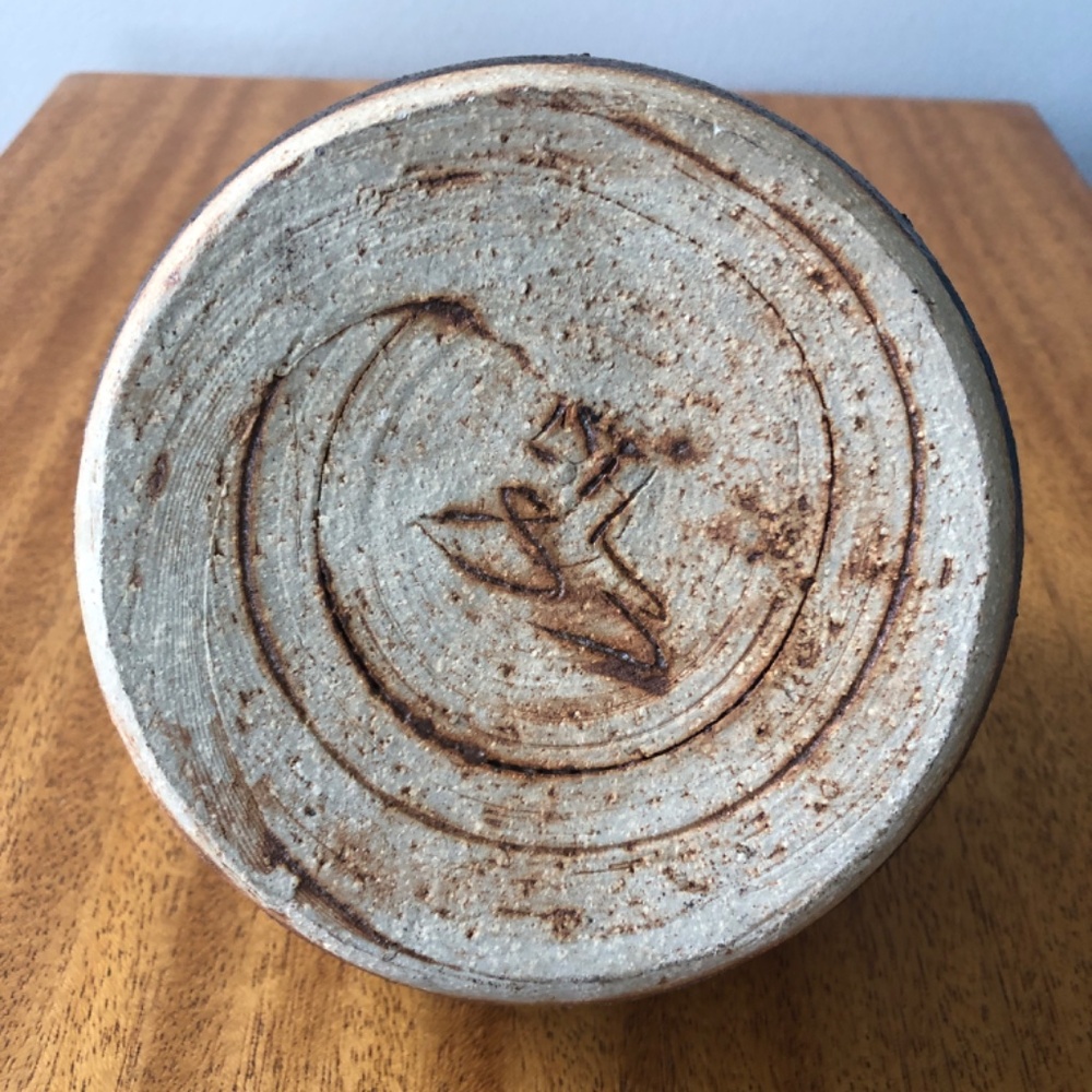 Sweet Vintage Southwestern style studio pottery vase. Signed, dated “83” - Picture 5 of 6